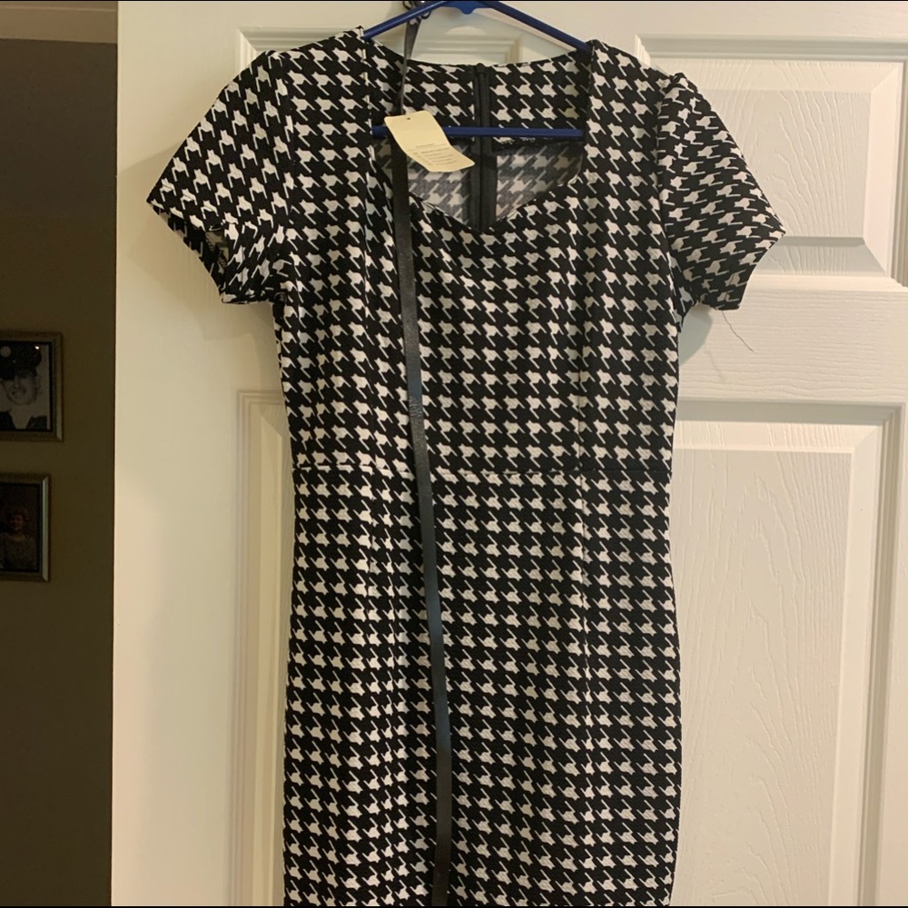 Fitted dress with ruffle bottom